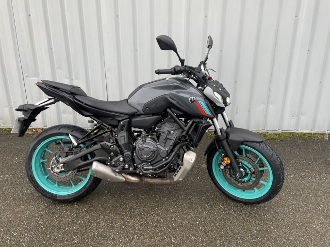 YAMAHA MT-07 4
