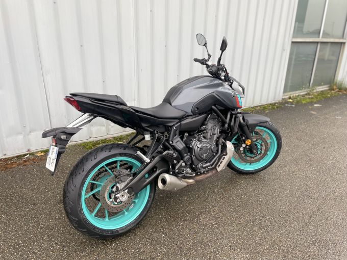 YAMAHA MT-07 4