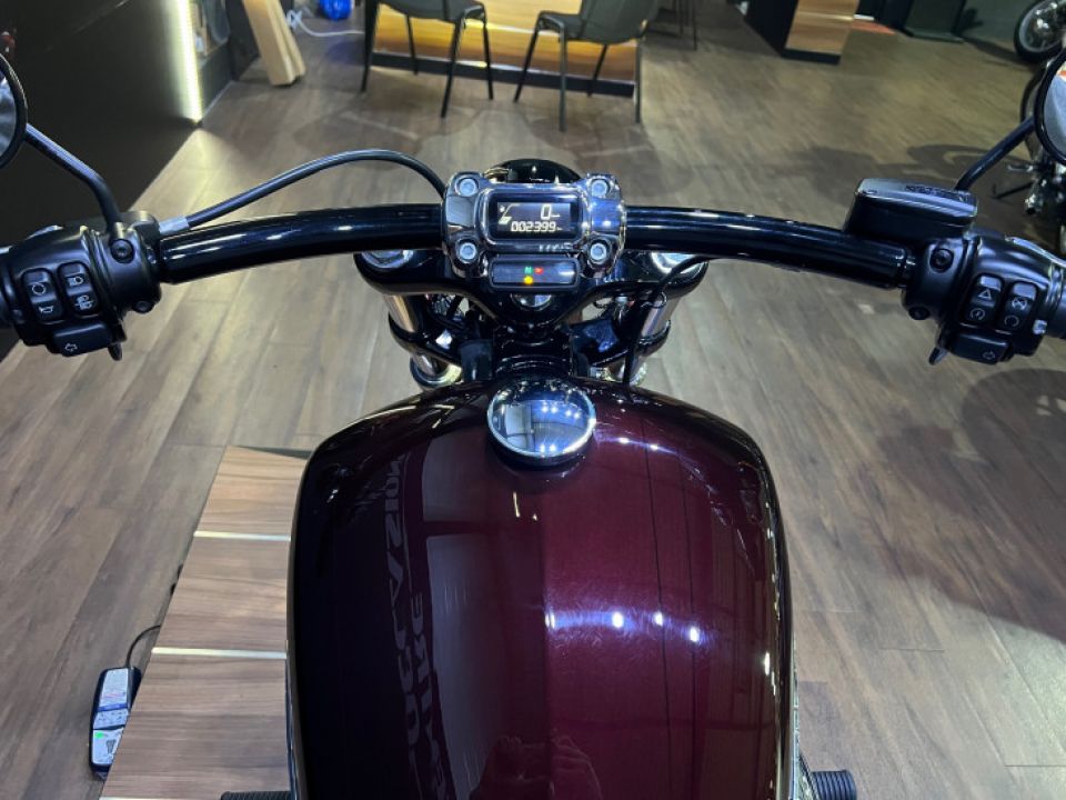 HARLEY-DAVIDSON CVO Breakout 4