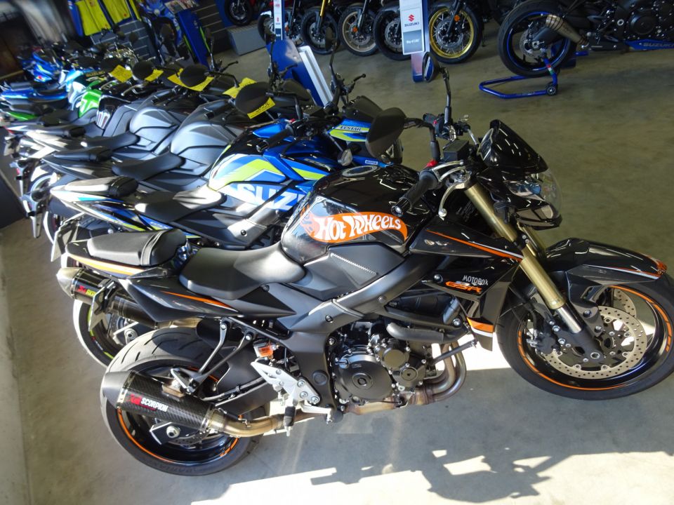 SUZUKI GSR 750 HotWheels 4