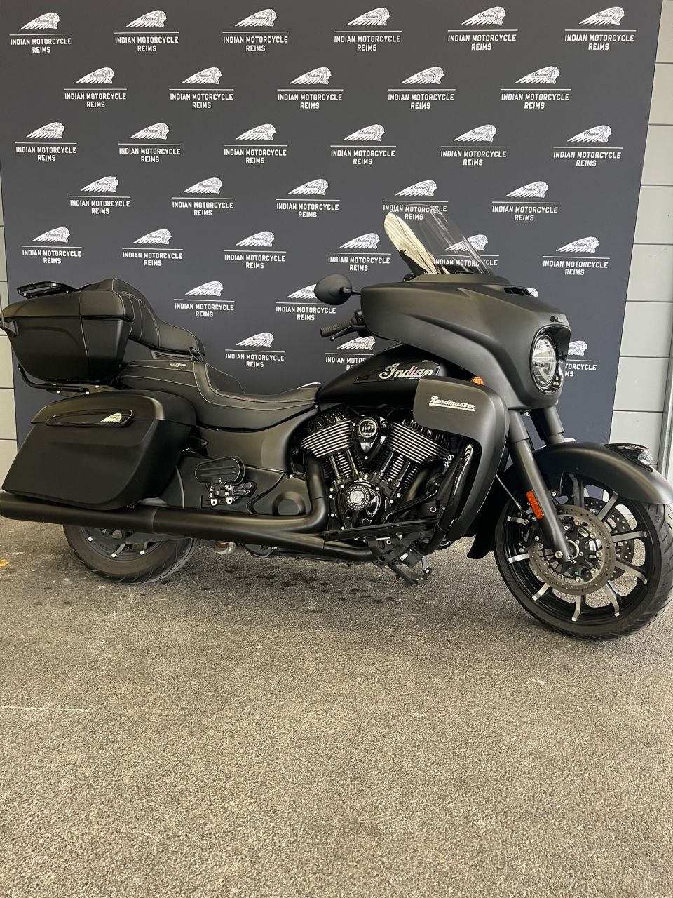 INDIAN ROADMASTER DARK HORSE 1890 4