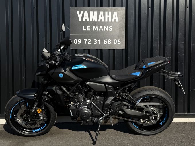 YAMAHA MT-07 4