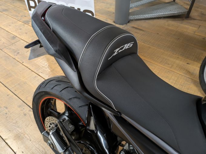YAMAHA XJ6-N 4