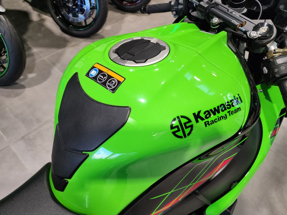 KAWASAKI ZX-10R 4