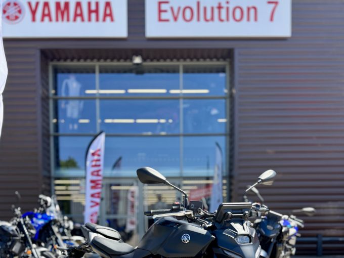 YAMAHA MT-07 4