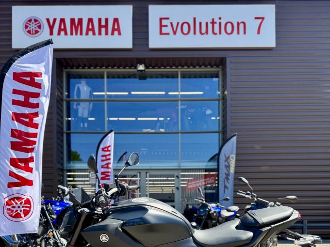 YAMAHA MT-07 4
