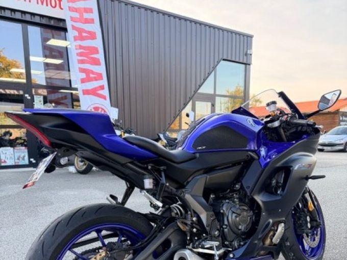 YAMAHA YZF-R7 4