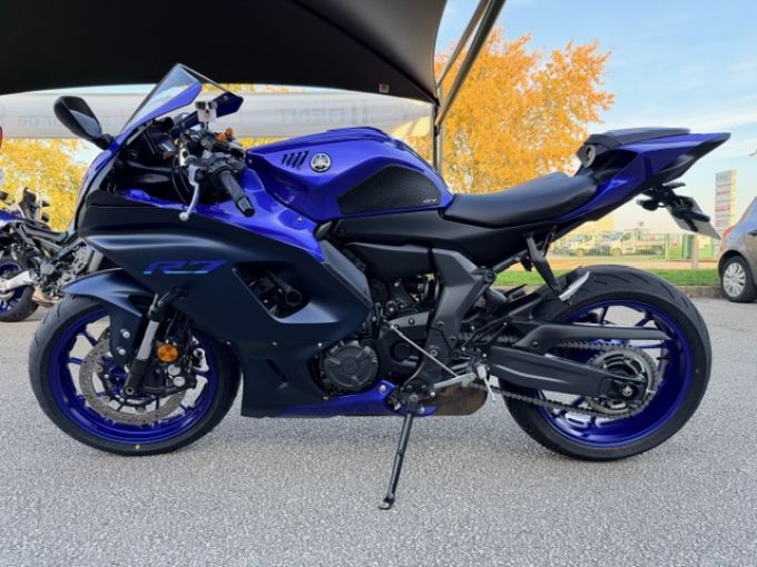 YAMAHA YZF-R7 4