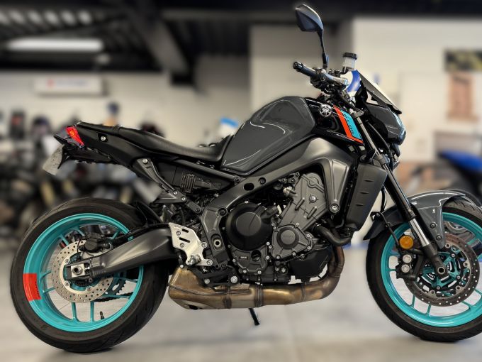 YAMAHA MT-09 4