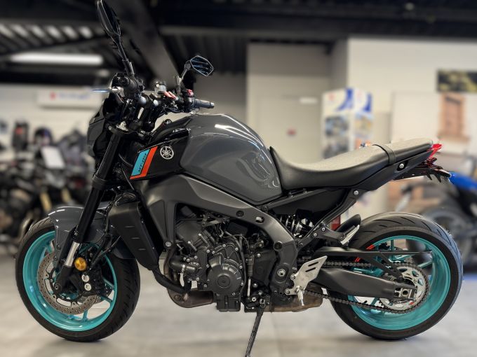 YAMAHA MT-09 4