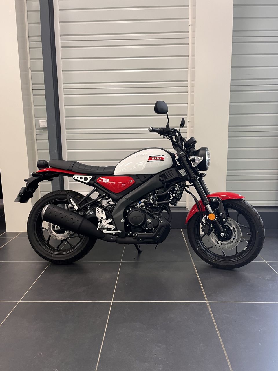YAMAHA XSR 125 4