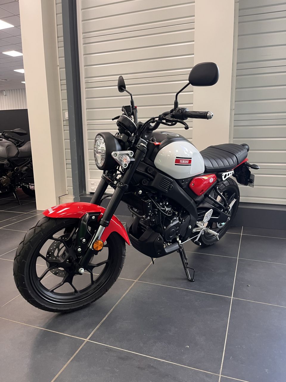 YAMAHA XSR 125 4