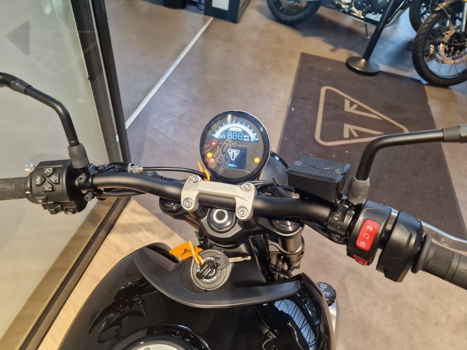 TRIUMPH TRIDENT 660 4