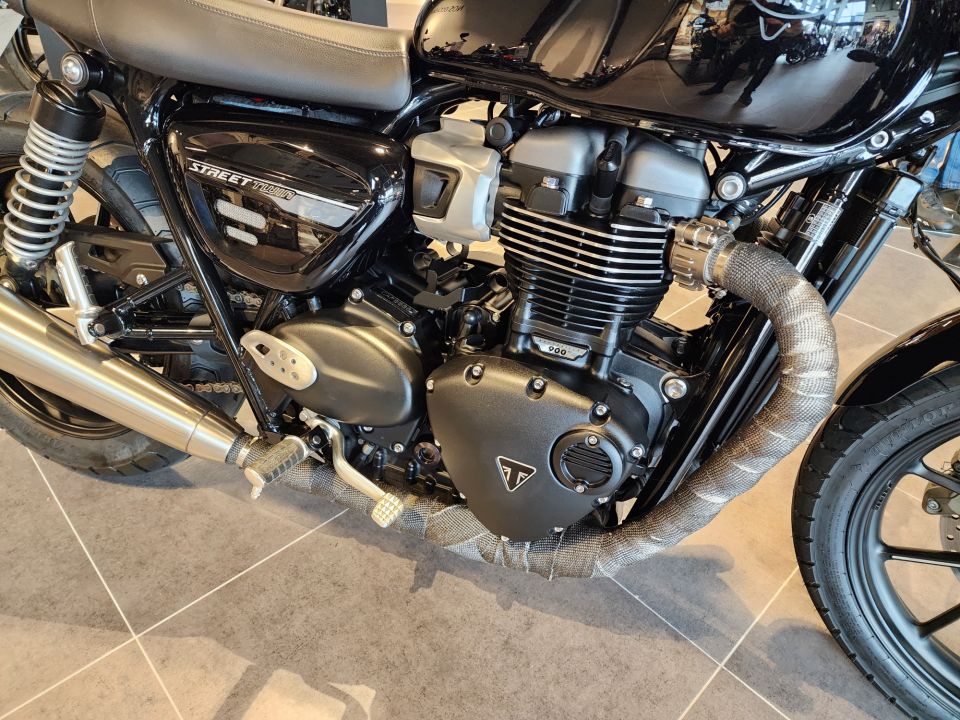 TRIUMPH STREET TWIN  900 4