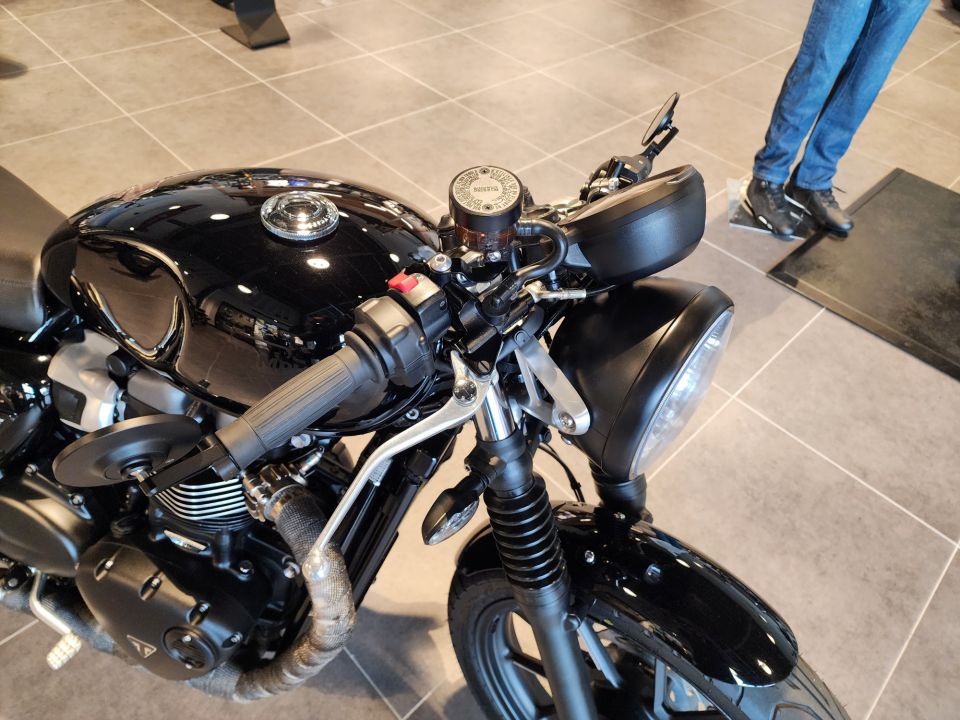 TRIUMPH STREET TWIN  900 4