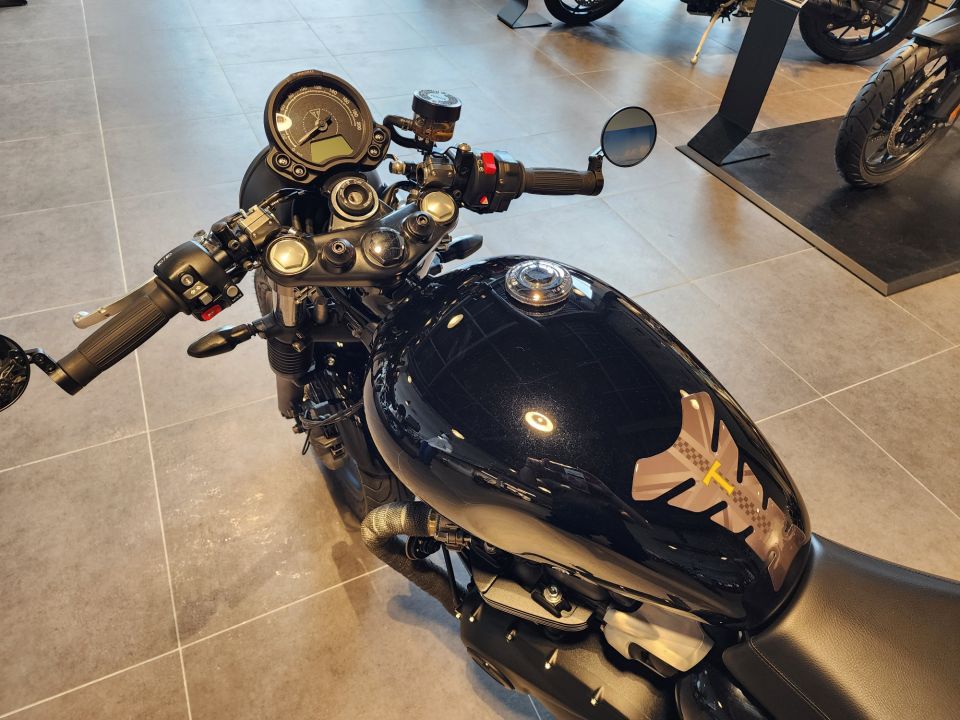 TRIUMPH STREET TWIN  900 4