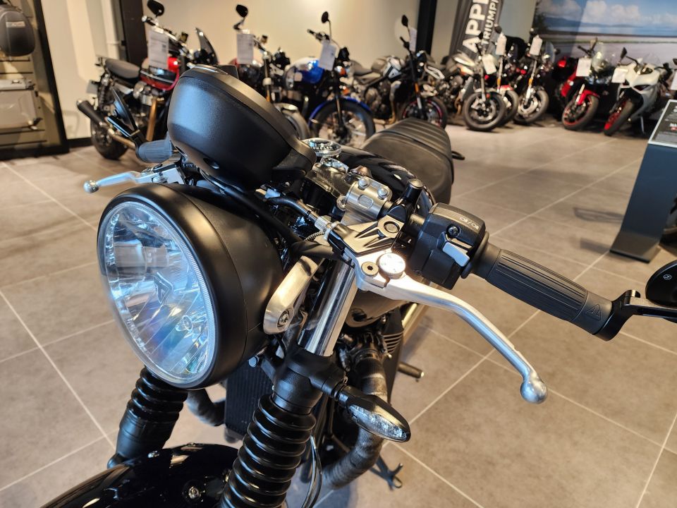 TRIUMPH STREET TWIN  900 4
