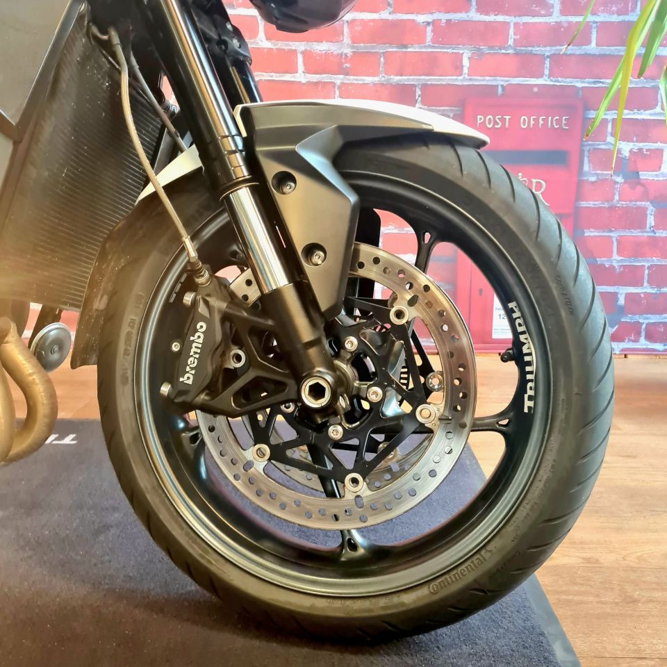 TRIUMPH STREET TRIPLE 765 R 4