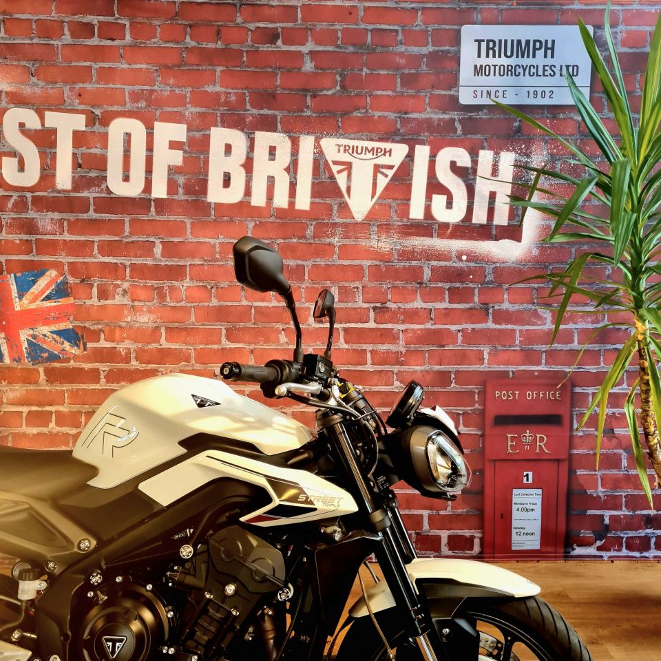TRIUMPH STREET TRIPLE 765 R 4