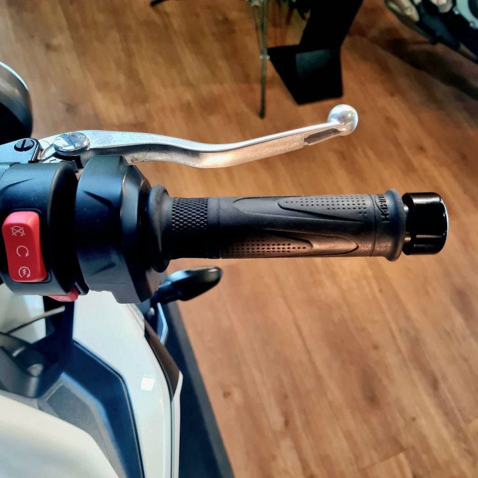 TRIUMPH STREET TRIPLE 765 R 4