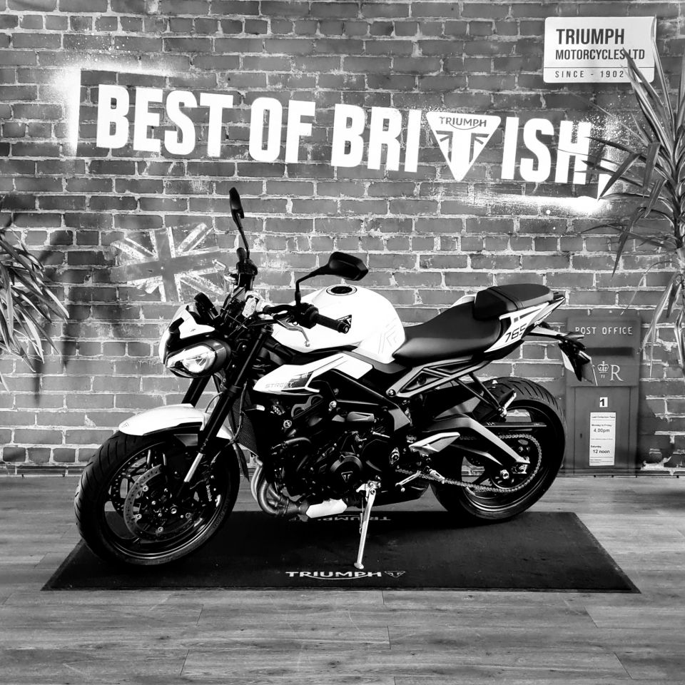 TRIUMPH STREET TRIPLE 765 R 4