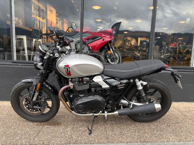 TRIUMPH SPEED TWIN 900 4