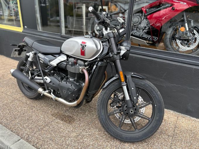 TRIUMPH SPEED TWIN 900 4