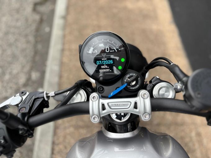 TRIUMPH SPEED TWIN 900 4
