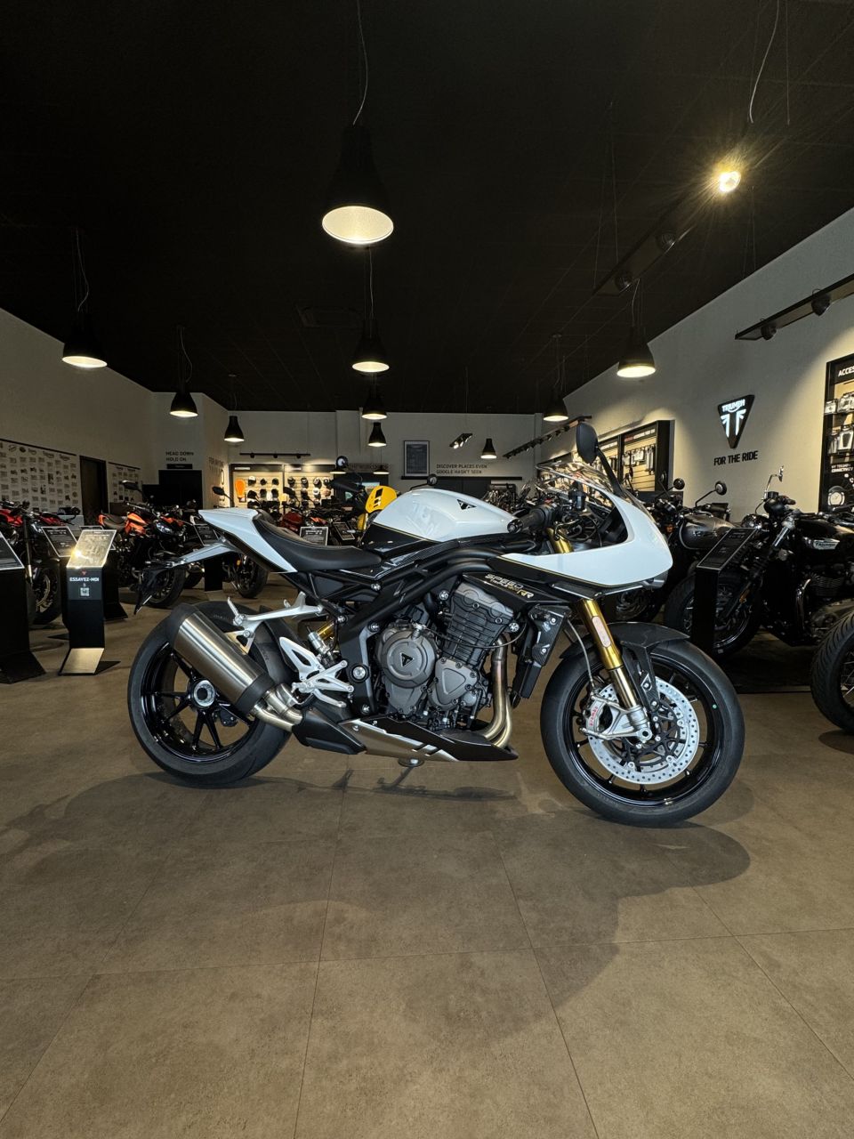 TRIUMPH SPEED TRIPLE 1200 RR 4