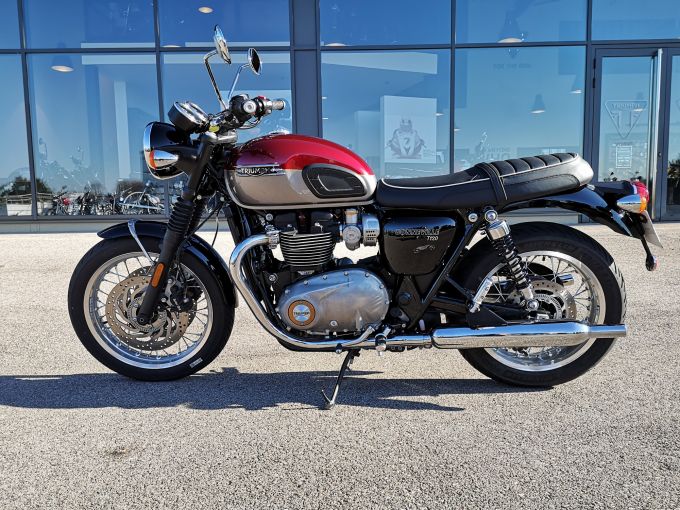 TRIUMPH BONNEVILLE T120 4