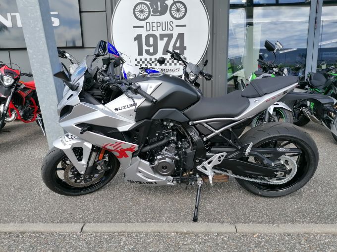 SUZUKI GSX-8R 4
