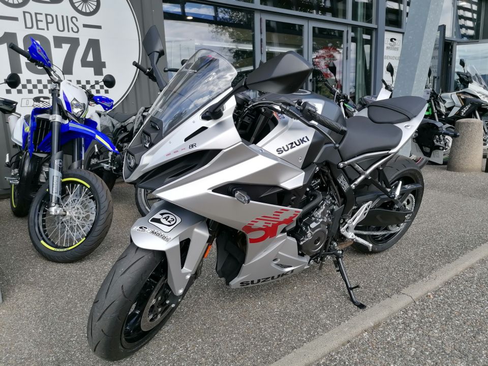 SUZUKI GSX-8R 4