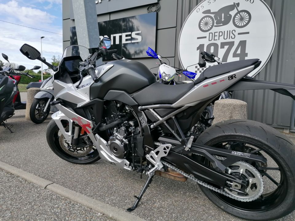SUZUKI GSX-8R 4