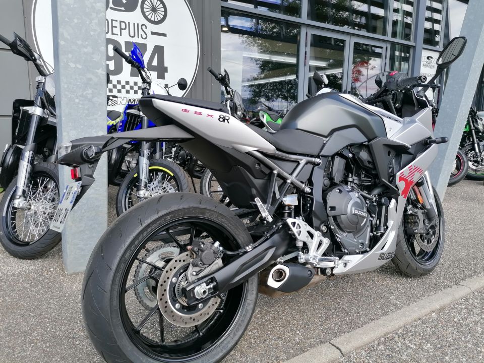 SUZUKI GSX-8R 4
