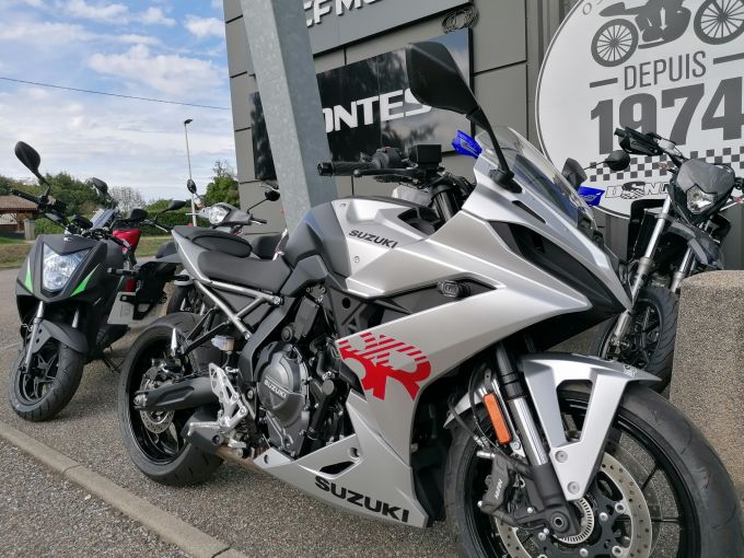 SUZUKI GSX-8R 4