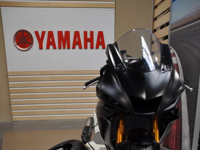 YAMAHA YZF-R6 RACE 4