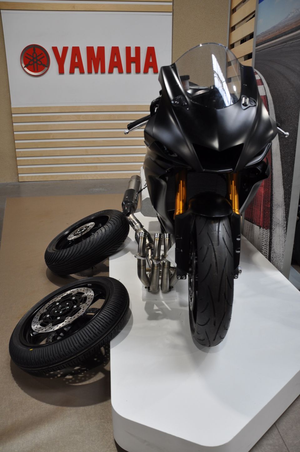 YAMAHA YZF-R6 RACE 4