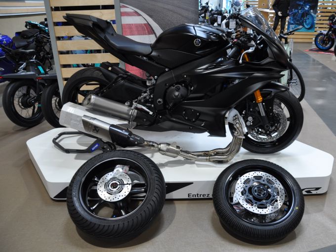 YAMAHA YZF-R6 RACE 4