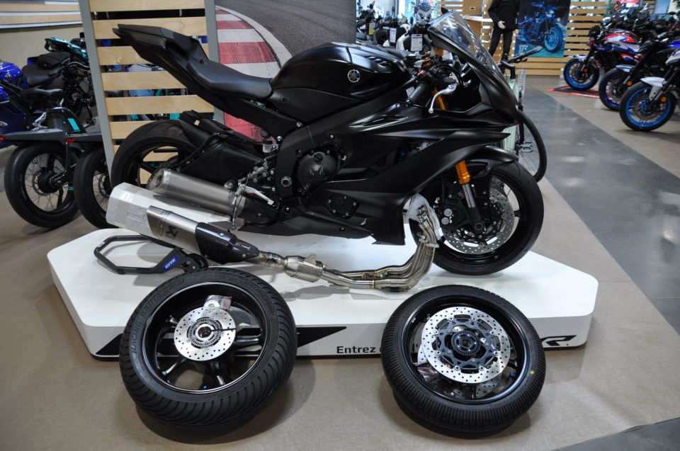 YAMAHA YZF-R6 RACE 4