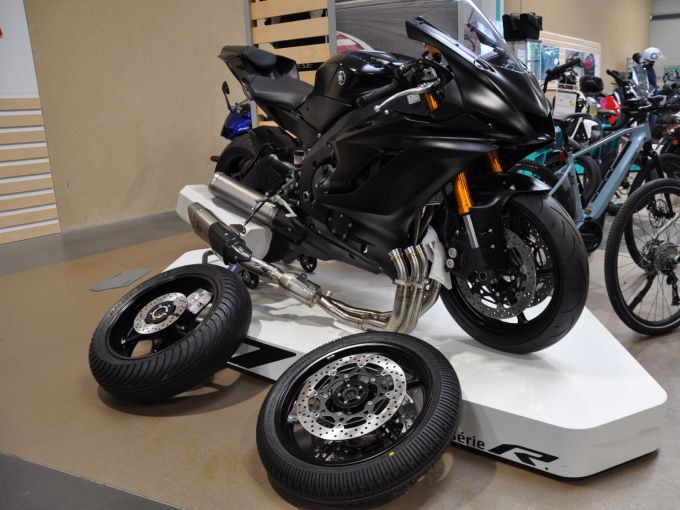 YAMAHA YZF-R6 RACE 4