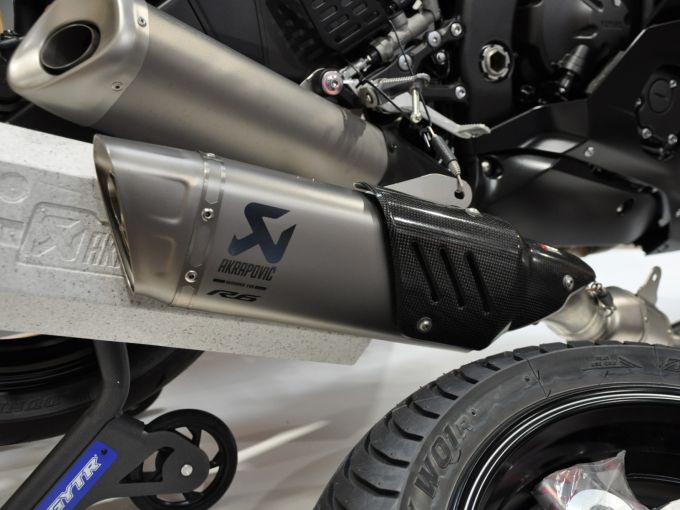 YAMAHA YZF-R6 RACE 4