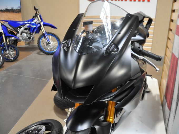 YAMAHA YZF-R6 RACE 4