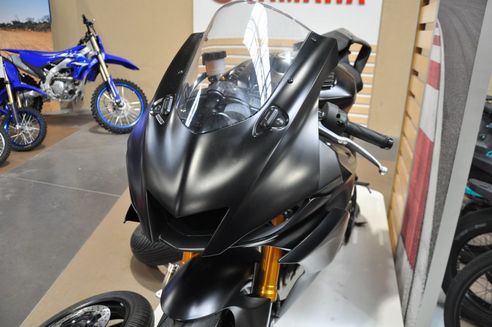 YAMAHA YZF-R6 RACE 4