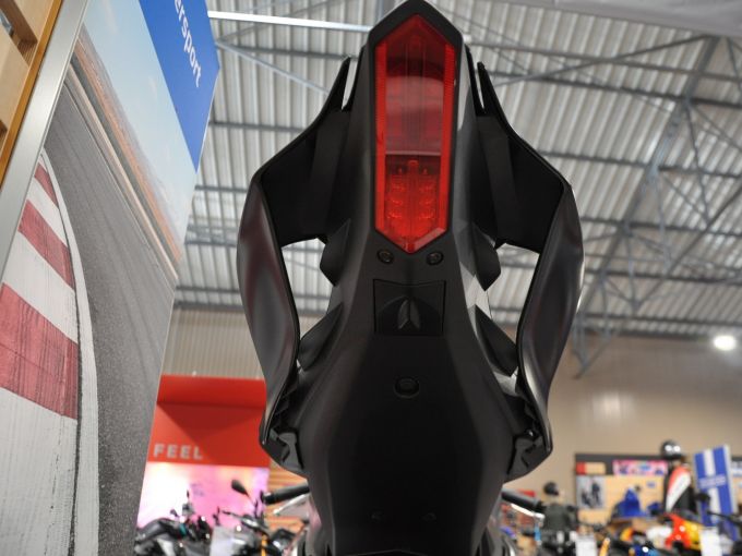 YAMAHA YZF-R6 RACE 4