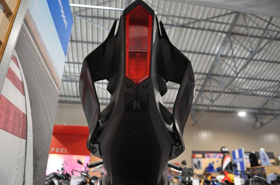 YAMAHA YZF-R6 RACE 4