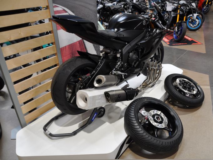 YAMAHA YZF-R6 RACE 4