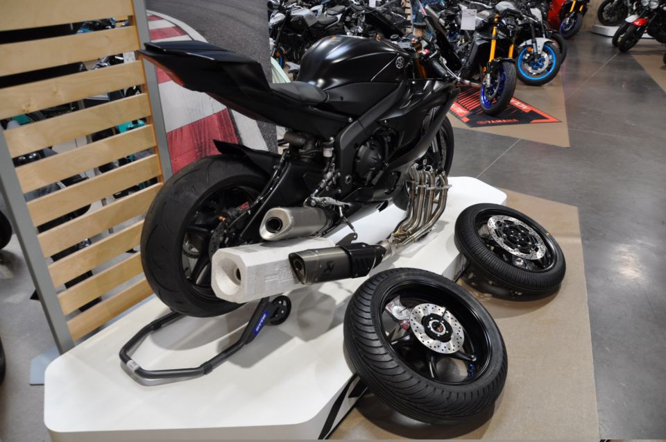 YAMAHA YZF-R6 RACE 4