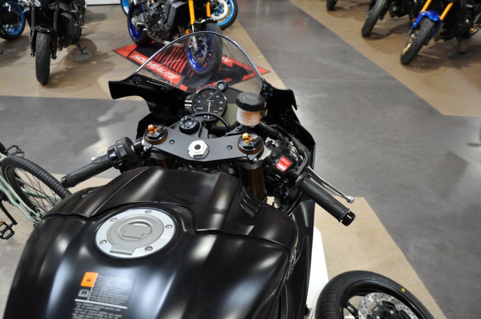 YAMAHA YZF-R6 RACE 4