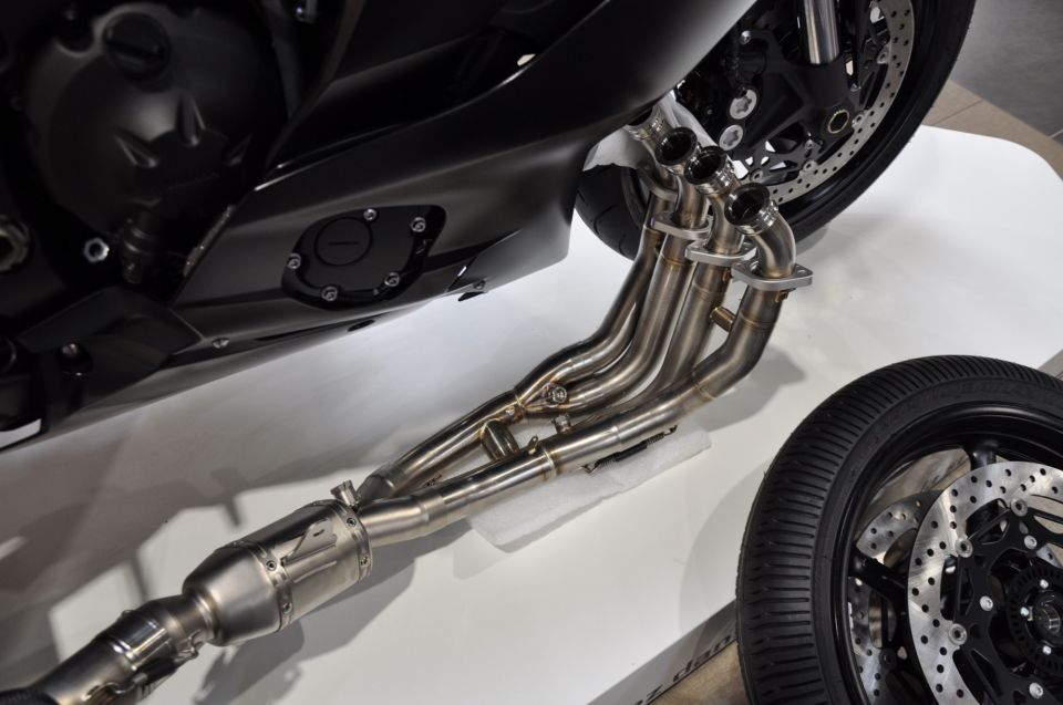 YAMAHA YZF-R6 RACE 4