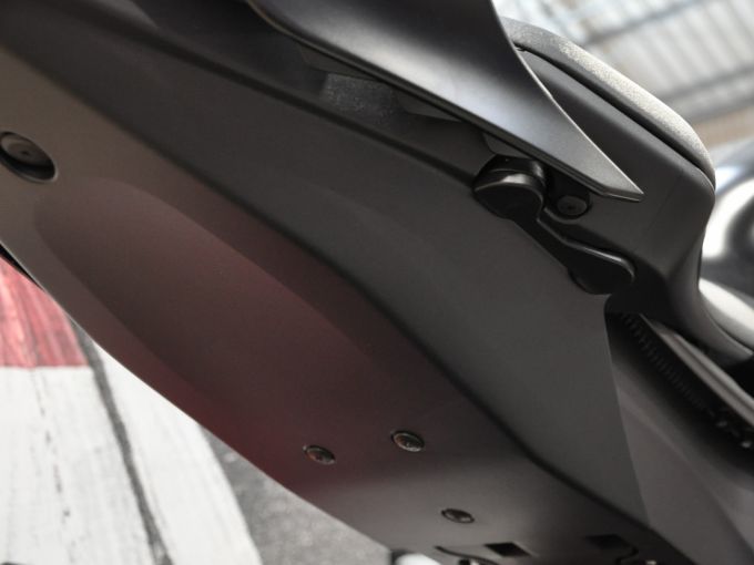 YAMAHA YZF-R6 RACE 4